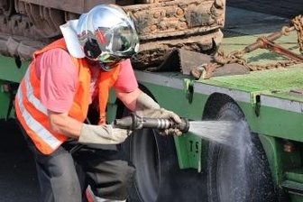 Feuerwehr rückt auf Autobahn 4 aus - Ein Feuerwehrmann kühlte an der Abfahrt Meerane die heißgelaufenen Bremsen des Sattelaufliegers.
