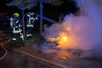 Feuerwehr rückt im Erzgebirge zu Pkw-Brand aus - Polizei geht von Brandstiftung aus - Die Feuerwehr musste in der Nacht zu einem Pkw-Brand nach Lößnitz ausrücken.