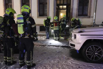 Feuerwehr rückt in der Nacht auf den Chemnitzer Sonnenberg aus - Einsatzkräfte der Berufsfeuerwehr in der Reinhardtstraße auf dem Sonnenberg.