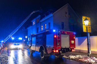 Feuerwehr rückt mit Drehleiter nach Rochlitz aus - So wie bei diesem früheren Feuerwehreinsatz in Rochlitz ist auch im jüngsten Fall vom Montagmorgen die Drehleiter aus Geithain zu einem vermeintlichen Wohnungsbrand gerufen worden.