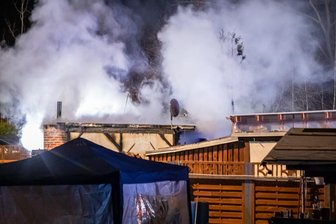 Feuerwehr rückt nachts zu Brand in Niederwürschnitz aus - Zu einem Brand ausgerückt sind in der Nacht zum dritten Advent in Niederwürschnitz Feuerwehr und Polizei.