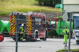 Feuerwehr rückt wegen Brand zu Mülldeponie in Aue aus - Die Feuerwehr ist wegen eines Brandes zur Mülldeponie an der Schwarzenberger Straße in Aue ausgerückt.