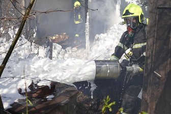 Feuerwehr rückt wegen brennendem Holzstapel aus - Kräfte der Feuerwehr bekämpften mit Schaum den Brand.