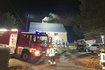 Feuerwehr rückt zu Brand in Zethau bei Mulda aus - Im Muldaer Ortsteil Zethau gab es am Freitagabend einen Schornsteinbrand.