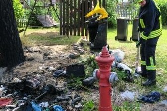 Feuerwehr rückt zu Mülltonnenbrand an - Vier Mülltonnen wurden durch den Brand zerstört.