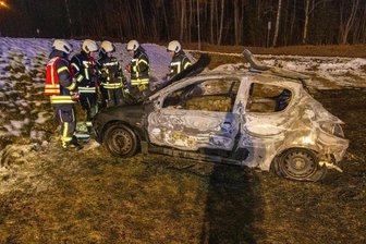 Feuerwehr rückt zu Pkw-Brand im Erzgebirge aus - Polizei ermittelt wegen Brandstiftung - Auf dem Parkplatz am Kirchplatz in Johanngeorgenstadt ist ein Auto vollständig ausgebrannt.