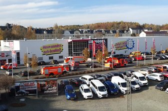 Feuerwehr rückt zu Plauener Möbelmarkt aus - Feuerwehr und Rettungsdienst sausten zu Möbel Boss in Plauen.