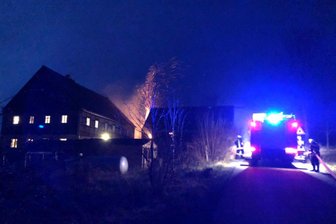 Feuerwehr rückt zu Scheunenbrand aus - 