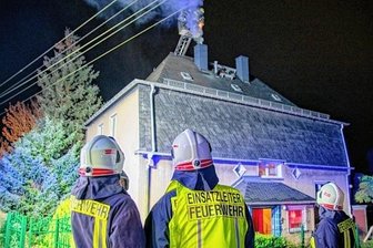 Feuerwehr rückt zu Schornsteinbrand aus - Aus dem Schornstein drangen Qualm und Funken. 