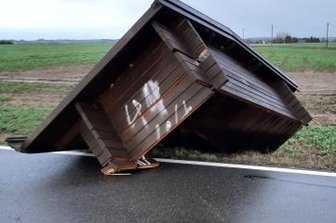 Feuerwehr rückt zu Sturmschäden aus - Dieses Wartehäuschen zwischen Burkersdorf und Teichhäuser wurde vom Winde verweht. Sein "Zwilling" gegenüber blieb stehen. 