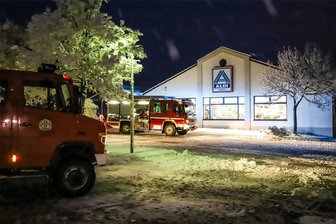 Feuerwehr rückt zu Supermarkt in Schneeberg aus - Zu einem Einsatz in einem Supermarkt rückte die Feuerwehr am Dienstagmorgen aus.