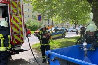Feuerwehr rückt zum Wasserberg aus - Ein Brand in einem Papiercontainer auf dem Wasserberg wurde am Freitag gelöscht. Zudem brachten die Feuerwehrleute die anderen Container in Sicherheit.