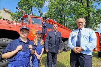 Feuerwehr Sayda feiert 150. Geburtstag: Eine große Familie der Kameraden - Eine Feuerwehrfamilie aus Sayda: Wehrleiter Frank Mielack, sein Sohn Denny und die Enkelkinder Michelle Vivian, Amy und Dominic (v.r.).