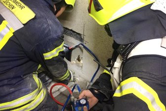 Feuerwehr schneidet Katze aus Wand - Feuerwehrleute befreiten in Jüchen (Nordrhein-Westfalen) eine eingeklenmmte Katze.