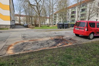 Feuerwehr schon wieder in Zwickau-Marienthal gefordert: In der Nacht von Dienstag zu Mittwoch brennt es an der Windbergstraße - Die Spuren des Brandes und des Feuerwehreinsatzes befinden sich noch auf der Windbergstraße.