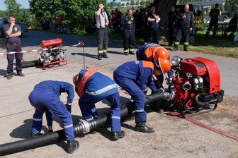 Feuerwehr, soweit das Auge reicht: Dorf im Erzgebirge verwandelt sich für ein Wochenende in Blaulichthochburg - Saugleitung kuppeln: In Seiffen kämpften 115 Mannschaften der Jugendfeuerwehren aus der Region um die Wette.
