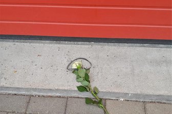 Feuerwehr-Streit in Plauen: Rathaus will am Mittwoch mit Straßbergern das Gespräch suchen - doch der Ex-Ortsfeuerwehr-Chef hat keine Einladung erhalten - Unbekannte haben in Straßberg eine weiße Rose mit Trauerflor vor der Einfahrt zum Feuerwehr-Gerätehaus abgelegt.