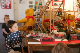 „Feuerwehr trifft Teddybär“ im Pausaer Heimateck - Pausaer Weihnachtsausstellung: Staunende Gesichter der Kinder bei der Rettungsleiter.