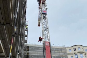 Feuerwehr übt Rettung von Kranfahrer -