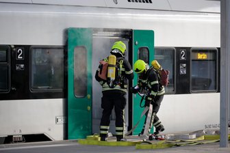 Feuerwehr-Übung mit neuem Batteriezug im Chemnitzer Hauptbahnhof - Sah bedrohlich aus, war aber nur eine Übung.