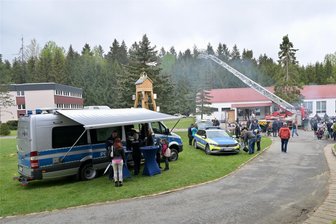 Feuerwehr und Polizei am Filzteich: Mit Großaufgebot zum Blaulicht-Familientag - Polizei, Technisches Hilfswerk, Zoll, Feuerwehren und viele andere Rettungsorganisationen haben beim großen Blaulicht-Familientag am Filzteich mitgewirkt. Mit der Drehleiter der Feuerwehr Aue konnte man sich in 30 Meter Höhe heben lassen.