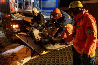 Feuerwehr und THW in Rothenfurth im Einsatz - Mit Balken sicherten Kräfte des Technischen Hilfswerks am Heiligabend eine Stützmauer in Rothenfurth.