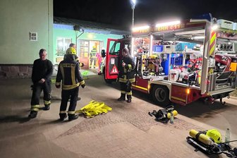 Feuerwehr unter Atemschutz an der Grundschule Seelitz - Eine Übung der Feuerwehr gab es am Dienstag an der Grundschule in Seelitz.