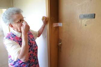 Marianne Nentwich vor der Wohnungstür