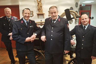 „Feuerwehr-Virus“ geht um in Flöha: So erklärt Feuerwehr-Urgestein Tino Auerbach seine Begeisterung - „Feuerwehr-Virus“: Tino Auerbach (2.v.l.) bleibt Chef des Feuerwehrvereins Flöha. Im Vereinsvorstand wirken auch Frank Neubert (l.), Jan Thiele (2.v.r. ) und Silvio Walther (r.) mit.