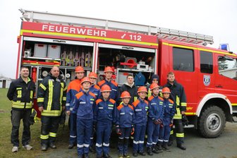 Feuerwehr-Vogtlandcup und Familienfest am Samstag in Reuth zu erleben - Die Jugendfeuerwehr Reuth mit ihren Betreuern und Wehrleiter Hardy Baumann (links).