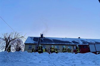 Feuerwehr warnt vor Kaminbrand beim Heizen mit Holz - 36 Feuerwehrleute löschten am Sonntag im verschneiten Nassau einen Schornsteinbrand.
