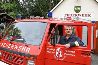 Feuerwehr: Warum der Stadtrat am eigenen Konzept zweifelt - Jens Winter und die Feuerwehrleute aus Schlagwitz rücken mit einem 28 Jahre alten Fahrzeug aus.
