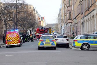 Einsatzkräfte von Feuerwehr und Polizei am Samstag in Chemnitz.
