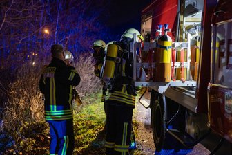 Feuerwehralarm in Oberbobritzsch: Was war dran an der Vermisstenmeldung? - Die Kameraden der Ortswehren von Ober- und Niederbobritzsch kontrollierten von außen den Stollen.