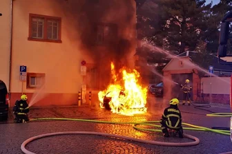 Feuerwehralltag in Coronazeiten: Von Erleichterung bis Frust - Ein Auto brannte am 2. Oktober auf dem Mühlplatz komplett aus. Bei der Anfahrt dachten die Feuerwehrleute noch, ein Elektrofahrzeug hätte an der E-Ladesäule geparkt und sei zu löschen. Vor Ort stellten sie erleichtert fest, es war ein Verbrenner. Eine 50-Jährige bemerkte bei der Fahrt Rauch und steuerte deshalb den Parkplatz an.