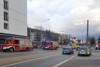 Feuerwehraufgebot vorm Hochhaus in Zwickau-Marienthal - was war da los? - Feuerwehraufgebot am Sonntagnachmittag vor dem Hochhaus in Zwickau-Marienthal.