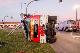 Feuerwehrauto verunglückt auf dem Weg zum Einsatz - Drei Verletzte - 