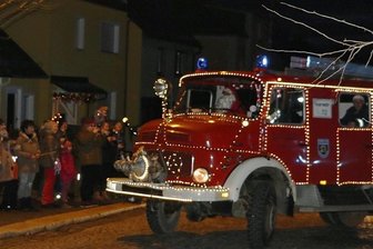 Feuerwehrautos bringen Licht in die Dunkelheit - Die Pausaer Feuerwehr glänzt derzeit mit ihren Lichterfahrten an den Adventssonntagen. Viele Anwohner zieht es auf die Straße, um das Spektakel zu verfolgen.
