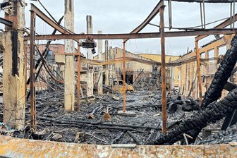 Feuerwehrchef zum Großbrand in Limbach-Oberfrohna: „So etwas habe ich in 20 Jahren nicht gesehen“ - Am Dienstagvormittag waren die Schäden des Großbrandes am Silvesterabend in einer Lagerhalle in Limbach-Oberfrohna in vollem Ausmaß sichtbar.