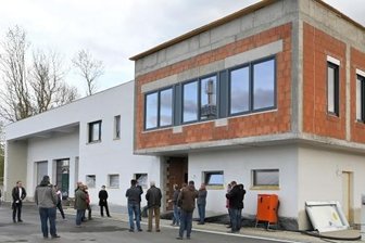 Feuerwehrdepot erst später schick - Stippvisite des Gemeinderats in der neuen Wache. An der Fassade fehlt noch immer die Verkleidung, es gibt einen Lieferengpass. 