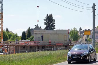 Feuerwehrdepot Heinrichsort: Rathaus nennt Termin für Fertigstellung - Direkt am Ortseingang von Heinrichsort aus Richtung Lichtenstein wird das Feuerwehrgerätehaus in den Hang hineingebaut. Der symbolische erste Spatenstich wurde im Dezember vollzogen.