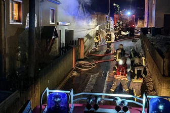 Feuerwehreinsätze im Erzgebirge: Es hätte viel schlimmer enden können - Wegen eines Brandes in Lengefeld sind Einsatzkräfte mehrerer Feuerwehren alarmiert worden.