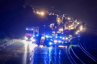 Feuerwehreinsätze: Unfall sorgt für Stau auf der A 4 bei Hohenstein-Ernstthal - Kleidercontainer brennt in Oberlungwitz - Nach dem Unfall wurde die A 4 rund eine halbe Stunde voll gesperrt. Es bildete sich ein Stau.