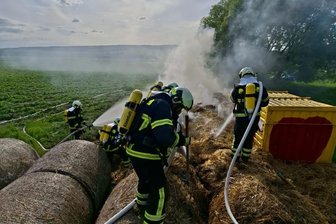 Feuerwehreinsatz am Erdbeerfeld: „Auerbacher haben einen Knall gehört – danach hat es gebrannt“ - Die Feuerwehren Auerbach und Reumtengrün löschen brennende Strohballen. Dort an der Richardshöhe hat die Firma Funck ein Erdbeerfeld angepflanzt.