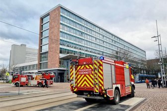 Feuerwehreinsatz am Finanzamt im Chemnitzer Zentrum - Die Feuerwehr war am Dienstagmorgen am Finanzamt Chemnitz-Mitte im Einsatz.