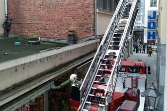 Feuerwehreinsatz am Kaufhaus Joh sorgt für Aufsehen - Stadt rät zu Vorsicht in Wäldern -