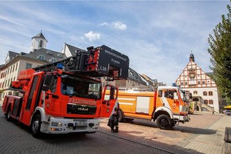 Feuerwehreinsatz am Plauener Altmarkt: Das steckte dahinter - Mit mehreren Fahrzeugen rückte die Feuerwehr zum Plauener Altmarkt an. Neben der Berufsfeuerwehr war auch die Freiwillige Feuerwehr Neundorf vor Ort.