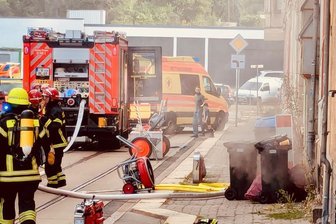 Feuerwehreinsatz am Unteren Bahnhof in Plauen: Brand in Keller verursacht 10.000 Euro Schaden - Einen Kellerbrand hat es am Sonntag in einem Mehrfamilienhaus am Unteren Bahnhof in Plauen gegeben.