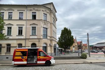 Feuerwehreinsatz an der Zwickauer Benedict School: Was war los? - Da war die Ursache des Alarms schon geklärt: Der Einsatzleitwagen der Feuerwehr vor der Benedict School.