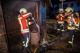 Feuerwehreinsatz an einer Buswartestelle in Bad Schlema - Nach der Löschaktion wurden hölzerne Teile des Buswartehäuschens entfernt.